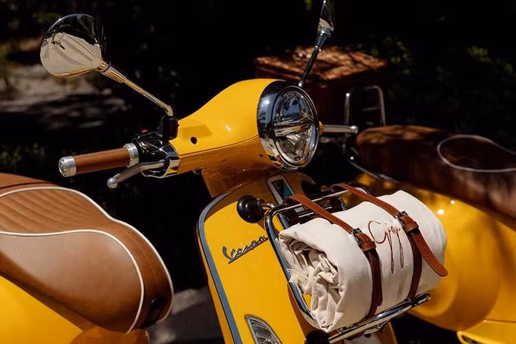 Để tôn vinh nguồn gốc và bản sắc hình ảnh đặc trưng của Gigi, chiếc Vespa Primavera 125 “Vespa x Gigi” nổi bật với màu sơn vàng nắng độc quyền cho phiên bản này. Bộ yên vân dọc, được bọc bằng da màu cognac và điểm xuyết bằng đường chỉ màu ngà , thể hiện sự sang trọng tinh tế và vượt thời gian.