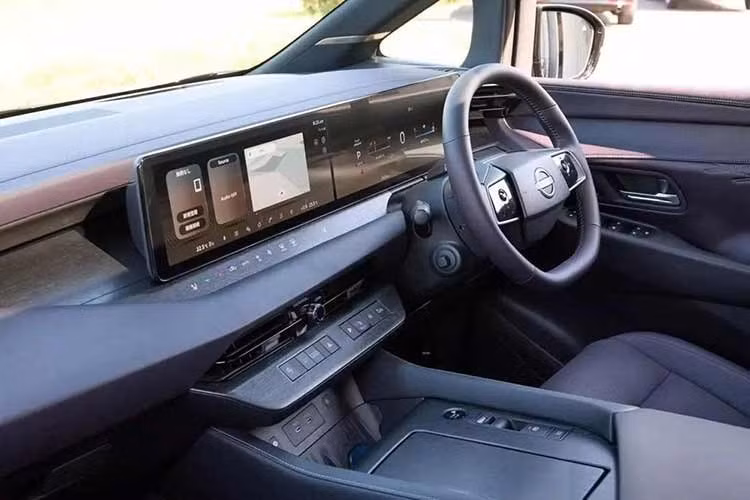 Nissan cũng mở rộng không gian nội thất, tăng diện tích cửa sổ trên cửa trượt và bố trí các hàng ghế theo dạng bậc thang ở cả ba hàng nhằm cải thiện tầm quan sát. Phía trước là bảng đồng hồ kỹ thuật số và màn hình thông tin giải trí cùng có kích thước 14,3 inch, nằm trên bảng táp-lô ốp vân gỗ, kết hợp hệ thống đèn viền nội thất 64 màu chạy dọc theo cánh cửa.