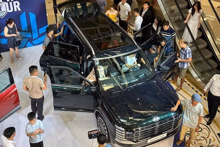 Về phương diện an toàn, Palisade 2026 dành cho thị trường Việt Nam vẫn duy trì gói công nghệ ADAS đầy đủ với các tính năng: ga tự động thích ứng, hỗ trợ giữ làn đường, phanh tự động khẩn cấp và cảnh báo điểm mù hiển thị hình ảnh trên màn hình. Xe cũng sở hữu camera 360 độ và hệ thống 7 túi khí.
