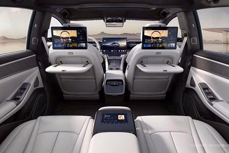 Sự khác biệt giữa hai phiên bản RWD không chỉ nằm ở công suất. Bên cạnh đó, 2 phiên bản này còn dùng pin do các công ty khác nhau sản xuất.