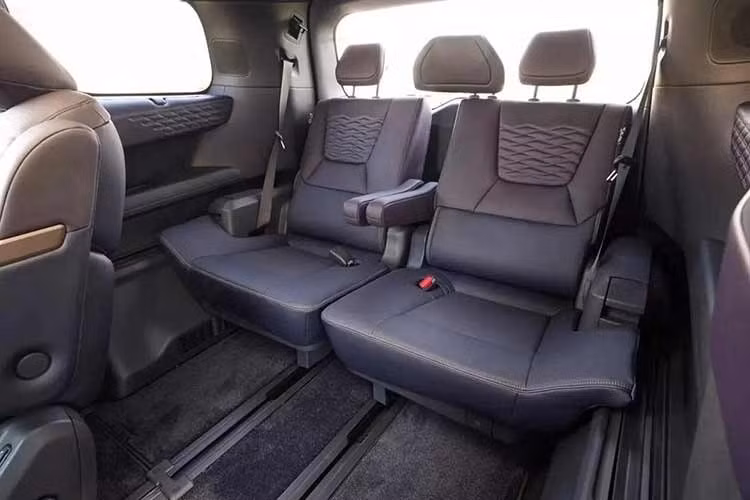Tại thị trường Nhật Bản, mẫu xe MPV Nissan Elgrand 2027 mới có giá khởi điểm 6,87 triệu Yên (tương đương khoảng 1,37 tỷ đồng). Nissan cũng có kế hoạch phân phối mẫu xe này tại các thị trường khác ngoài Nhật Bản.