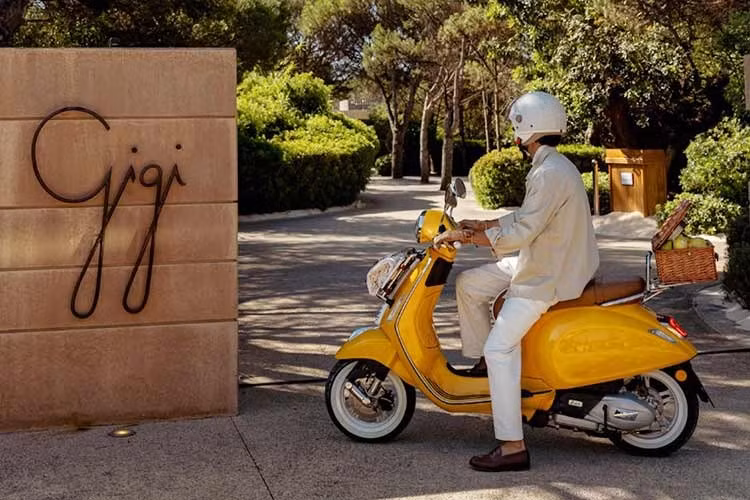 Chiếc Vespa x Gigi 2026 mới này là một biến thể mới của phiên bản đặc biệt Vespa Pic Nic được ra mắt hồi năm 2022, nhưng với tông màu mới và các dấu ấn của hãng thời trang Pháp Gigi. Mùa hè này, Vespa và Gigi ra mắt bộ sưu tập hợp tác độc quyền lấy cảm hứng từ sự ấm áp ngập tràn ánh nắng và tinh thần phóng khoáng của vùng Riviera Ý.