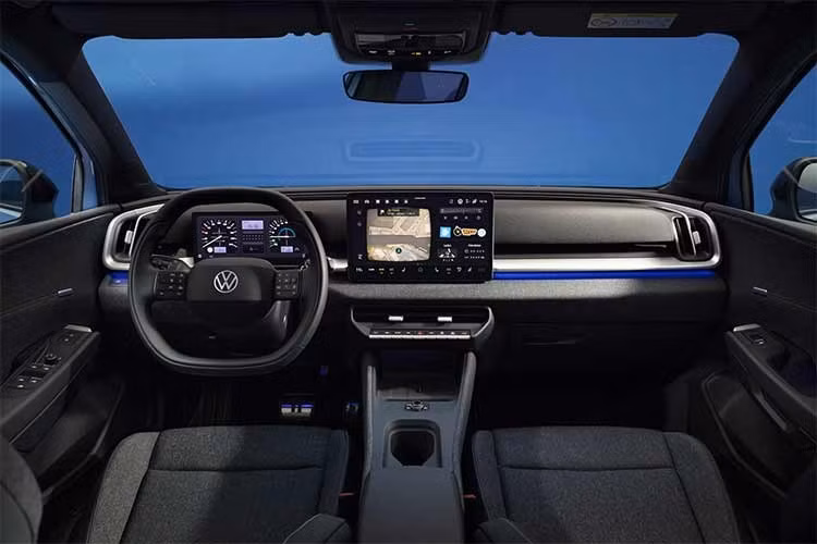Không sở hữu phong cách cá tính như Renault 4 nhưng Volkswagen ID. Cross vẫn được đánh giá là một mẫu SUV có thiết kế hấp dẫn. Dù có kích thước nhỏ gọn, mẫu xe này được khẳng định có cách bố trí không gian nội thất thông minh, mang đến khoang hành khách và hành lý rộng rãi hơn nhiều đối thủ cũng phân khúc.