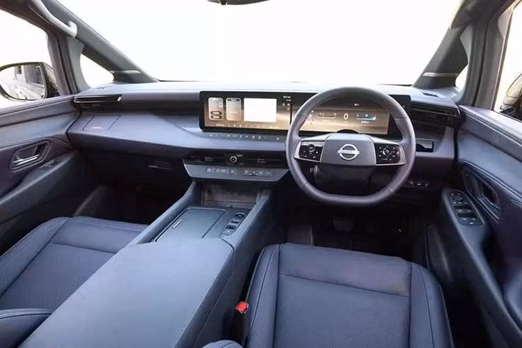 Khoang nội thất của Nissan Elgrand 2027 mang đến nhiều trang bị cao cấp cho hành khách. Hệ thống âm thanh Bose 22 loa đảm nhiệm chức năng giải trí, trong khi hàng ghế thứ hai sử dụng kiểu ghế thương gia độc lập. Phiên bản cao cấp nhất có thêm ghế không trọng lực được tích hợp đệm đỡ bắp chân và tựa lưng điều chỉnh hai phần, cho phép hành khách nâng phần thân trên khi theo dõi màn hình giải trí phía sau.