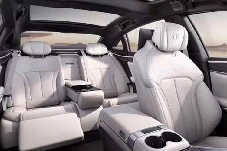 Đặc biệt, Denza Z9S còn có phiên bản sử dụng 3 mô-tơ điện với tổng công suất lên đến 890 kW (1.194 mã lực) và phạm vi hoạt động 780 km theo chu trình thử nghiệm CLTC.