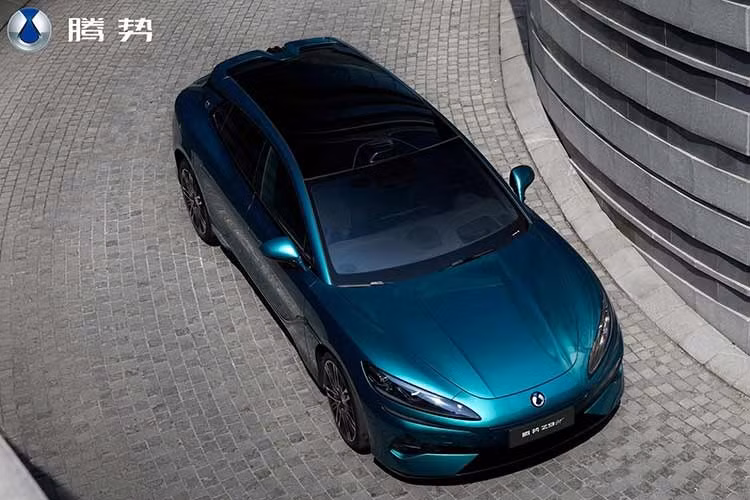 Z9S được giới thiệu trong bối cảnh Denza tiếp tục mở rộng danh mục xe sedan của mình. Theo dữ liệu từ China EV DataTracker, Denza D9 ghi nhận doanh số 6.952 xe trong tháng 6/2026 trong khi Z9 GT đạt 6.025 xe.