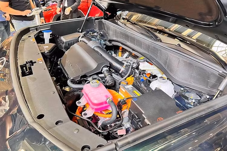Thông tin từ đại lý cho biết phiên bản hybrid nhiều khả năng sẽ chỉ xuất hiện trên các cấu hình cao cấp. Trong khi đó, các phiên bản tiêu chuẩn sẽ sử dụng động cơ xăng tăng áp 2.5L. Động cơ diesel không còn được cung cấp trên Palisade thế hệ mới ở quy mô toàn cầu.