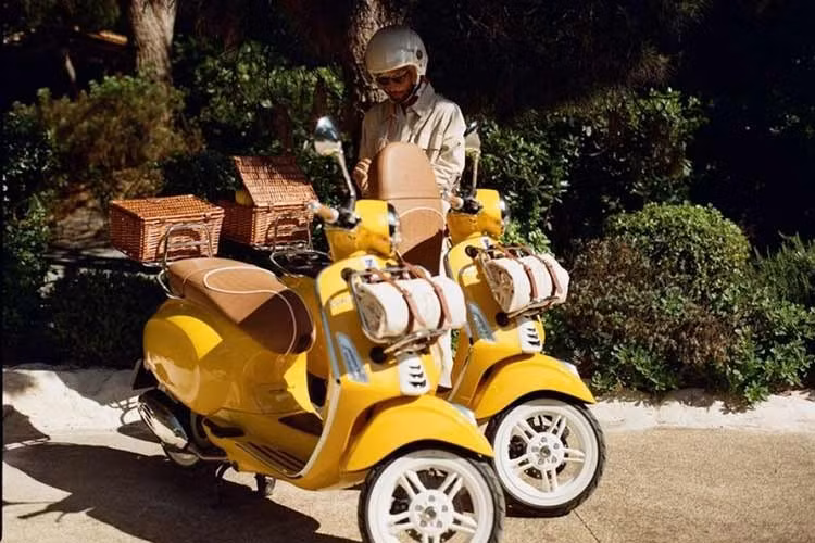 Vespa đã từng sử dụng chiếc Primavera làm nền tảng cho một phiên bản đặc biệt mang tên Pic Nic vào năm 2022. Đúng như tên gọi, phiên bản này nổi bật với các phụ kiện dã ngoại như giỏ tre treo trên baga phía sau và bạt ngồi được cuộn gọn ở baga phía trước; cũng như màu sơn đặc biệt. Tua nhanh tới năm 2026, một phiên bản tương tự vừa được hãng tạo ra với tên Vespa x Gigi.