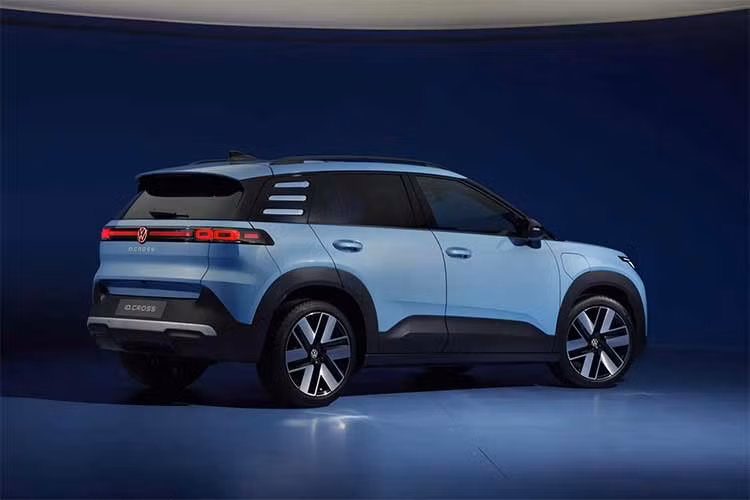 Volkswagen cũng hướng đến việc tạo vẻ ngoài cao cấp cho ID. Cross, tương tự cách Golf thế hệ thứ 4 từng gây dấu ấn gần 30 năm trước. Cụm đèn thanh mảnh, các bề mặt thân xe tối giản và kiểu dáng hiện đại giúp mẫu SUV điện này tạo cảm giác đắt tiền hơn mức giá thực tế.