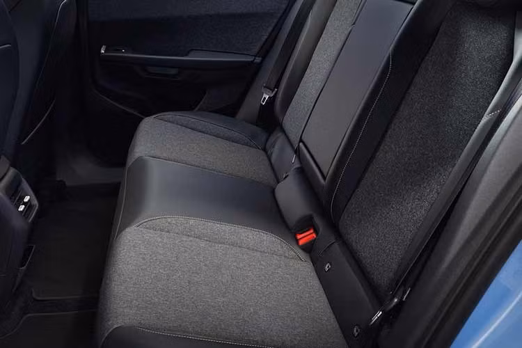 Táp-lô được bọc bằng vật liệu vải cao cấp trong khi vô lăng và cụm điều khiển phía dưới màn hình cảm ứng trung tâm 12,9 inch đều đi kèm các nút bấm vật lý. Khách hàng cũng có thể nâng cấp với nhiều trang bị "xịn sò" hơn như ghế trước chỉnh điện 12 hướng tích hợp chức năng massage.