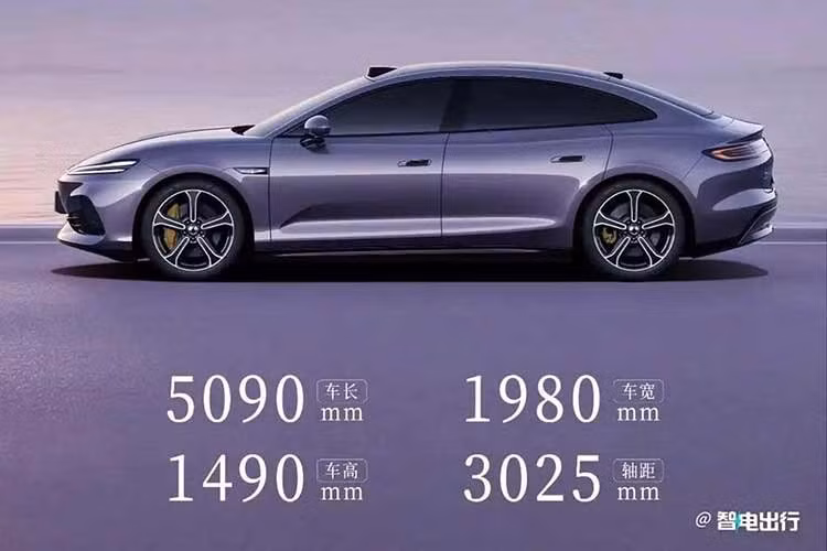 Dữ liệu MIIT cũng cho biết phiên bản công suất thấp có trọng lượng toàn xe 2.700 kg, sử dụng lốp trước kích thước 245/50R19 và lốp sau 275/45R19. Tài liệu đăng kiểm cũng ghi nhận tốc độ tối đa đạt 250 km/h, cho thấy Denza Z9S vẫn hướng đến khả năng vận hành hiệu suất cao dù được định vị là xe có phạm vi hoạt động dài.