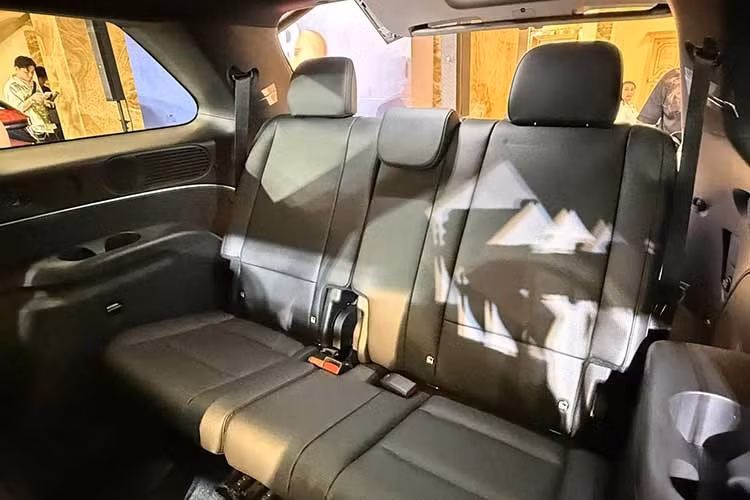 Sức mạnh được truyền tới các bánh xe thông qua hộp số tự động 6 cấp. Hyundai Palisade 2026 sẽ có tùy chọn dẫn động cầu trước hoặc dẫn động bốn bánh, mức tiêu thụ nhiên liệu cho mẫu xe SUV này công bố khoảng 7 lít/100 km.
