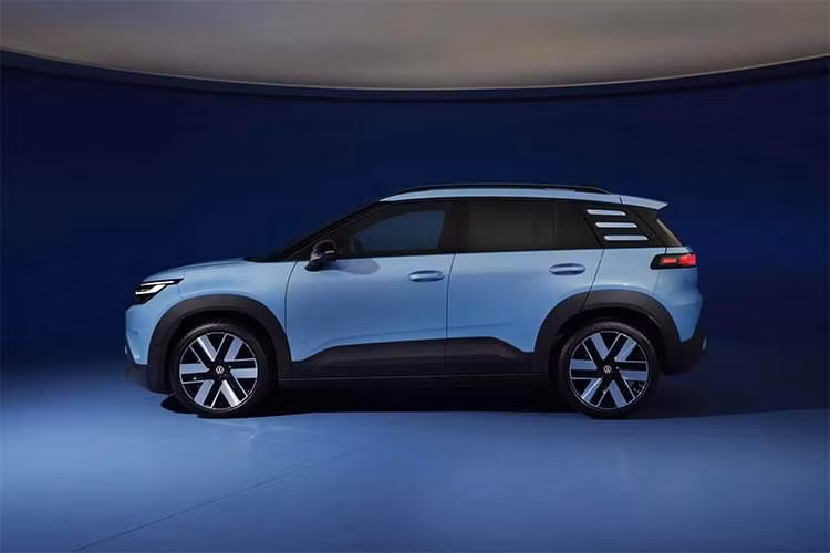 Mẫu SUV điện 5 chỗ này được định vị thấp hơn Volkswagen ID. Polo từng được giới thiệu vào đầu năm nay. Dự kiến sẽ ra mắt tại châu Âu vào mùa thu năm 2026, Volkswagen ID. Cross sở hữu chiều dài 4.150 mm cùng chiều dài cơ sở 2.601 mm, cạnh tranh trực tiếp với Kia EV2 và Renault 4.