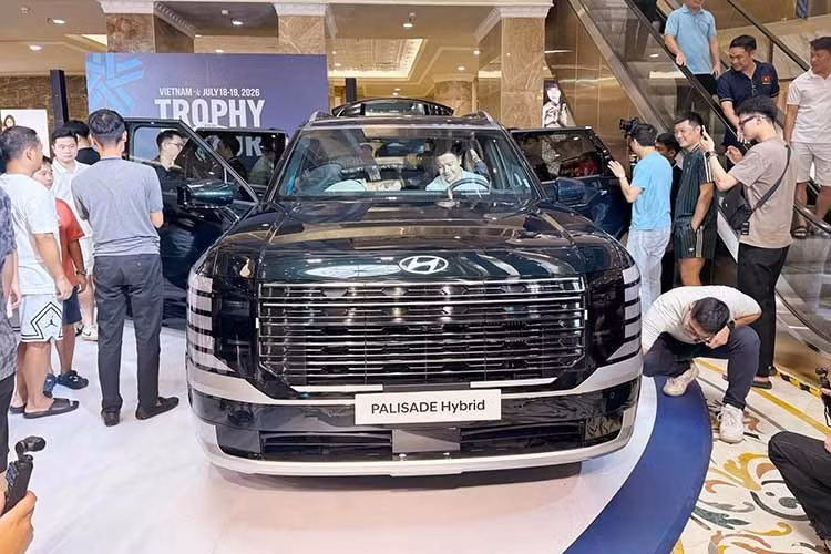 Phần đầu xe Hyundai Palisade 2026 mới thiết kế nổi bật với cụm đèn LED gồm năm dải sáng đặt dọc hai bên lưới tản nhiệt. Hyundai cũng tối ưu tính khí động học bằng nhiều chi tiết như cánh gió chủ động và thiết kế trụ A mới, giúp hệ số cản gió đạt 0,31 Cd.