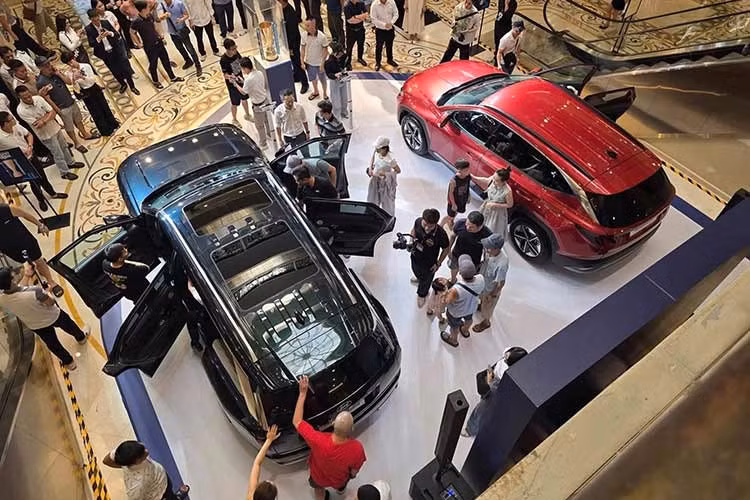 Về ngoại hình, Hyundai Palisade 2026 được phát triển theo phong cách vuông vức và khỏe khoắn hơn so với thế hệ trước. Thiết kế của mẫu SUV này mang nhiều điểm tương đồng với Hyundai Ioniq 9 và Kia EV9, đồng thời bổ sung những chi tiết đậm chất SUV, đặc biệt trên biến thể XRT PRO dành cho thị trường Mỹ.