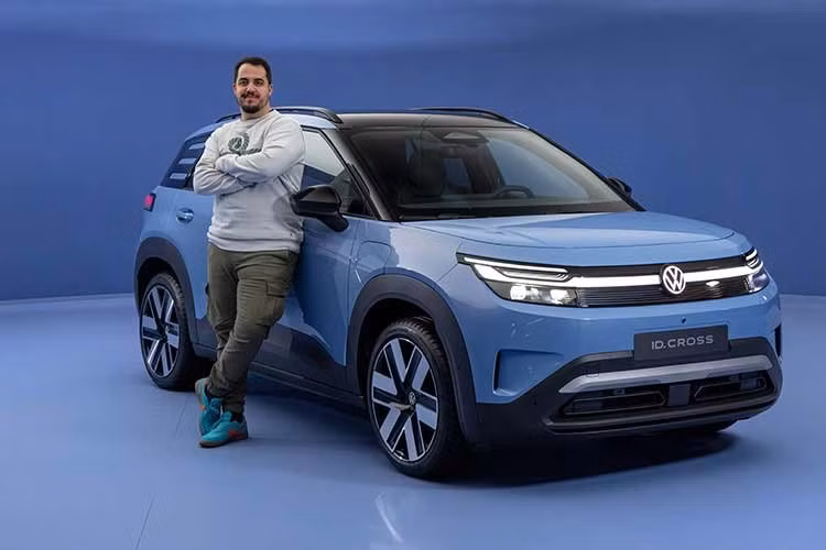 Khả năng sạc của Volkswagen ID. Cross dừng ở mức khá. Phiên bản pin 37 kWh hỗ trợ sạc nhanh DC công suất tối đa 90 kW trong khi con số tương ứng của bộ pin lớn là 105 kW. Volkswagen cho biết cả hai loại pin đều có thể sạc từ 10% lên 80% trong khoảng 24 phút ở điều kiện lý tưởng. Xe có mức giá khởi điểm 28.000 EUR, (tương đương 839,2 triệu đồng).