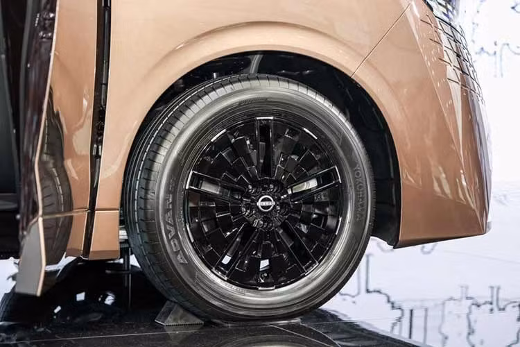Hệ thống treo tiên tiến cũng góp phần gia tăng sức hấp dẫn của mẫu MPV này, đặc biệt đối với nhóm khách hàng có tài xế riêng. Nissan gọi đây là hệ thống Intelligent Dynamic Suspension, có khả năng liên tục theo dõi mặt đường phía trước và chủ động điều chỉnh lực giảm chấn. Bên cạnh đó, hệ dẫn động 4 bánh e-4orce cũng giúp hạn chế dao động thân xe và tối ưu khả năng vận hành theo từng điều kiện di chuyển.