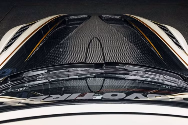 Toàn bộ thân xe được sơn màu Balloon White của Lamborghini, trùng với màu sắc của Concept One - chiếc xe đầu tiên mà Bulletproof từng chế tạo. Xe sở hữu bộ mâm 19 inch BP-RW Evolution lấy cảm hứng từ nghệ thuật kim loại Tsuchime - kỹ thuật gò búa thủ công thường thấy trong chế tác dao Nhật Bản.