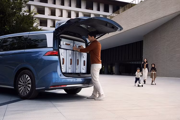 Mẫu xe được trang bị công nghệ Super Hybrid DM-i thế hệ thứ 5, với động cơ xăng 1.5L tăng áp hiệu suất cao kết hợp cùng mô-tơ điện mạnh mẽ, mang đến khả năng vận hành vượt trội. Mẫu MPV này có khả năng leo dốc nghiêng lên đến 30 độ, tăng tốc 0-100 km/h trong 8,5 giây trước khi đạt tốc độ tối đa 180 km/h.