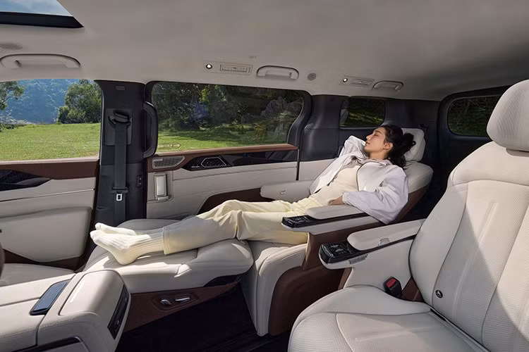 Trung tâm điều khiển của BYD M9 là hệ thống màn hình giải trí 15,6 inch, hỗ trợ điều khiển bằng giọng nói tiếng Việt thông minh, nhận diện đa vùng, cho phép thực hiện hàng trăm thao tác điều khiển chỉ bằng lời nói tự nhiên. Người dùng có thể điều chỉnh điều hòa, ghế ngồi, hệ thống giải trí hay thậm chí là đóng mở cửa… chỉ bằng một câu lệnh.