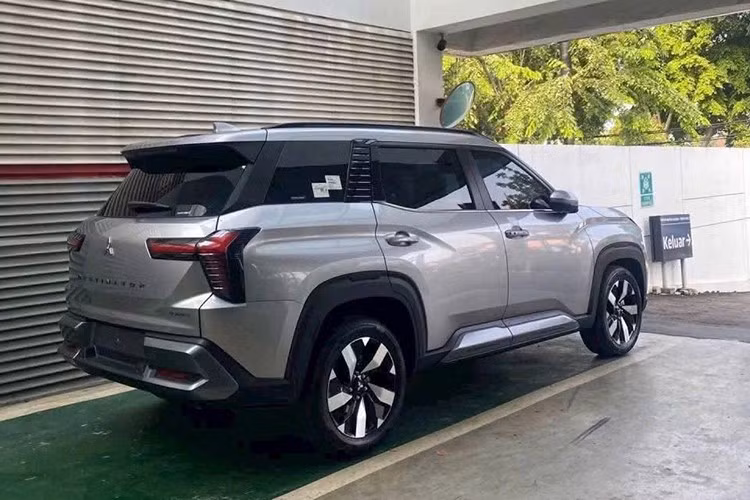 Cũng theo Mitsubishi, Destinator ở Việt Nam sẽ có ADAS. Nếu giống tại Indonesia, gói này sẽ gồm kiểm soát hành trình thích ứng, cảnh báo va chạm phía trước, cảnh báo điểm mù, cảnh báo phương tiện cắt ngang khi lùi, đèn pha tự động, cảnh báo xe phía trước khởi hành… cùng camera 360 độ.
