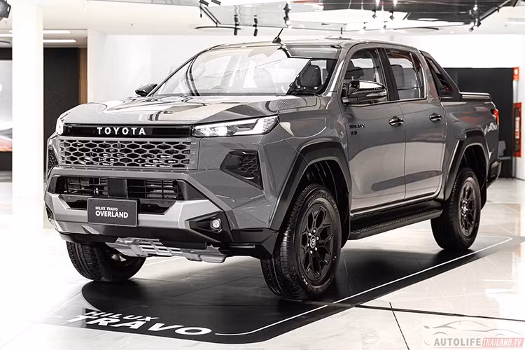 Toyota vừa chính thức trình làng mẫu bán tải Toyota Hilux TRAVO 2026 lần đầu tiên trên thế giới tại Thái Lan. Mẫu xe này đánh dấu sự "lột xác" toàn diện, tập trung vào ba điểm chính: thiết kế nội/ngoại thất mới, nâng cấp hiệu suất lái tiệm cận xe du lịch và bổ sung tùy chọn bán tải thuần điện Hilux Travo-e.