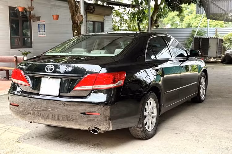 Điều này phần nào cho thấy xe không bị khai thác quá nhiều. Với danh tiếng bền bỉ của Camry, các chi tiết cơ khí thường ít hỏng vặt, miễn là được bảo dưỡng đều đặn, nên người mua vẫn có thể yên tâm về độ ổn định trong vận hành.