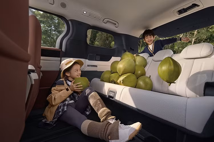 Bên cạnh ngôn ngữ thiết kế giàu bản sắc, BYD M9 còn là biểu tượng của sự tiên phong công nghệ, khi tích hợp những giải pháp kỹ thuật hiện đại nhất của ngành ô tô toàn cầu. Đây là minh chứng cho năng lực sáng tạo và định hướng phát triển bền vững mà BYD đã theo đuổi từ khi thành lập.