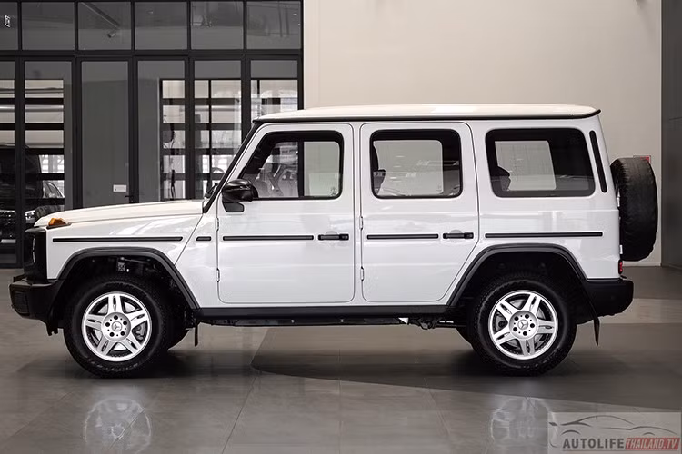 Về kích thước, mẫu xe SUV G450d có chiều dài 4.825 mm, rộng 1.984 mm và cao 1.976 mm, với trục cơ sở 2.890 mm. Khoảng sáng gầm đạt 250 mm và khả năng lội nước lên tới 850 mm.