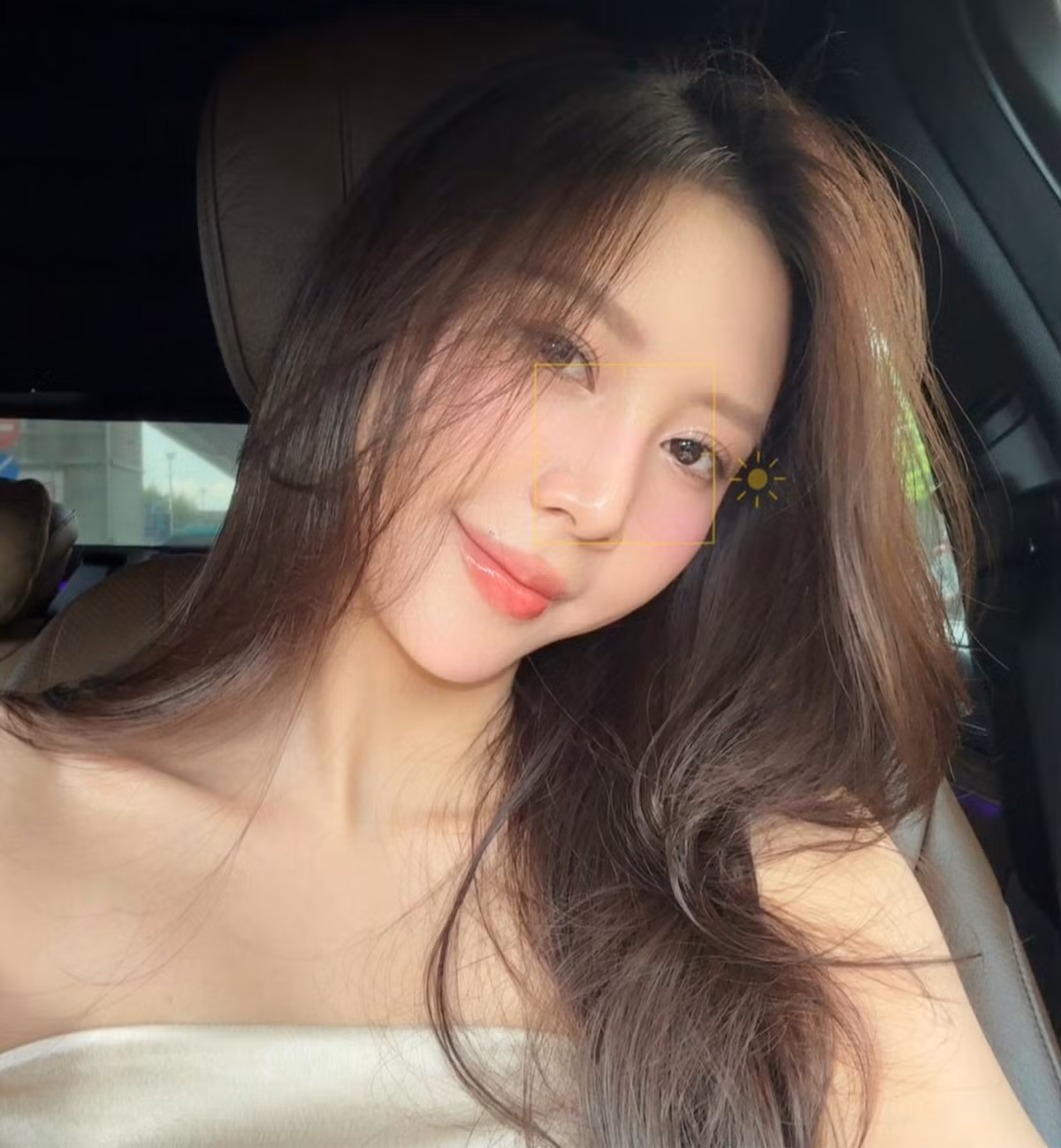 Gương mặt có nhiều đường nét nổi bật như làn da mịn màng, sáng khoẻ, hầu như không thấy khuyết điểm – điểm mạnh làm tổng thể khuôn mặt càng thêm trẻ trung.