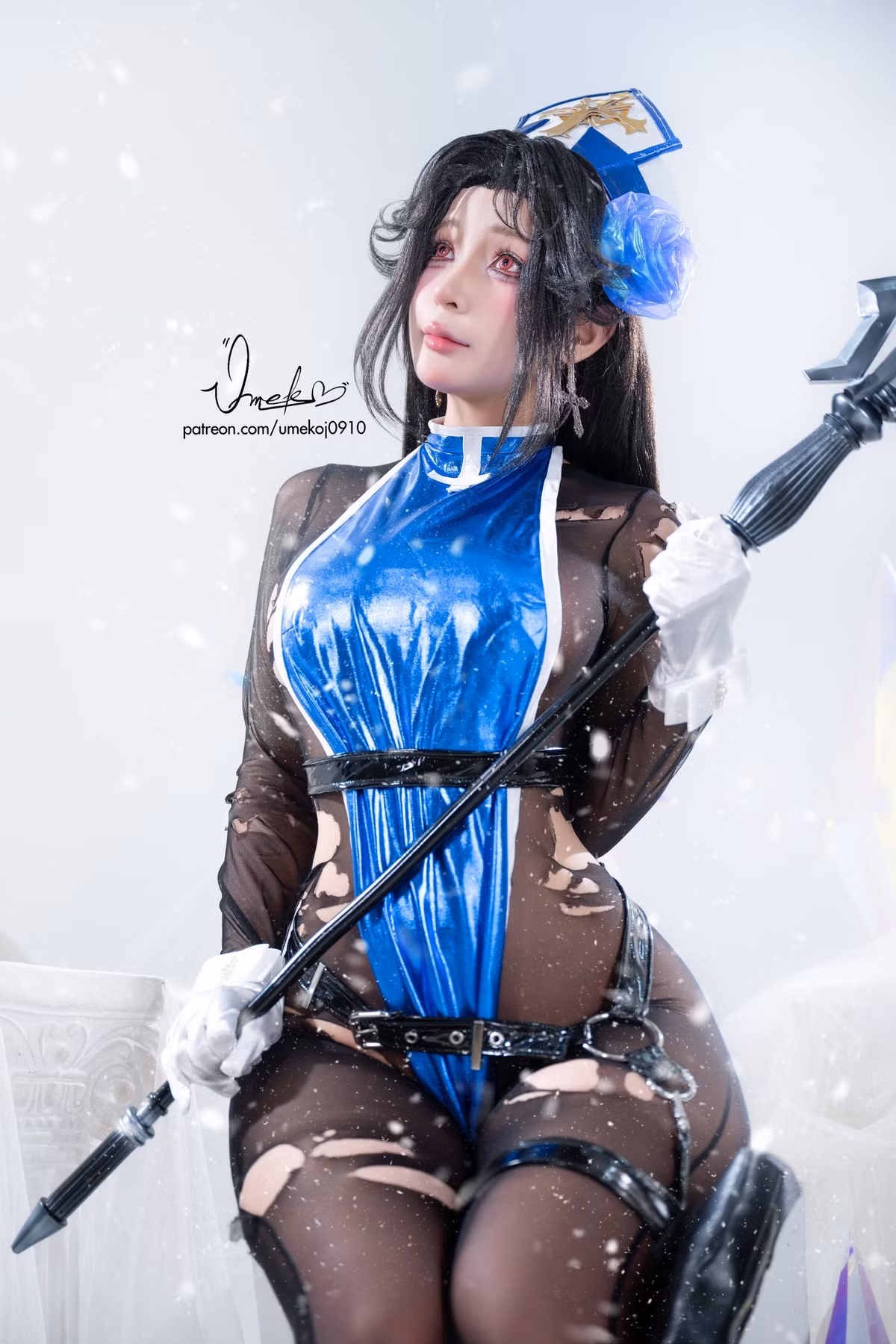 Dù bộ trang phục đã "tả tơi" đến vậy, song nữ coser cũng khá tinh tế, che đi các vị trí nhạy cảm và sử dụng góc quay thông minh để phô diễn toàn bộ đường nét trên cơ thể.