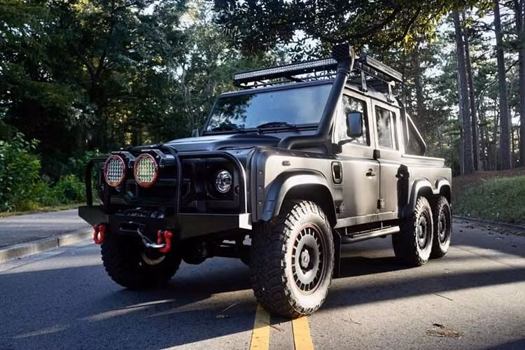 Sau hơn một thập kỷ trải qua hàng loạt đợt độ chế công phu từ Anh sang Mỹ, chiếc xe SUV địa hình Land Rover Defender đời 1993 nay đã chính thức "lột xác" thành cỗ máy 6 bánh "quái thú" sẵn sàng chinh phục mọi địa hình cao hơn.
