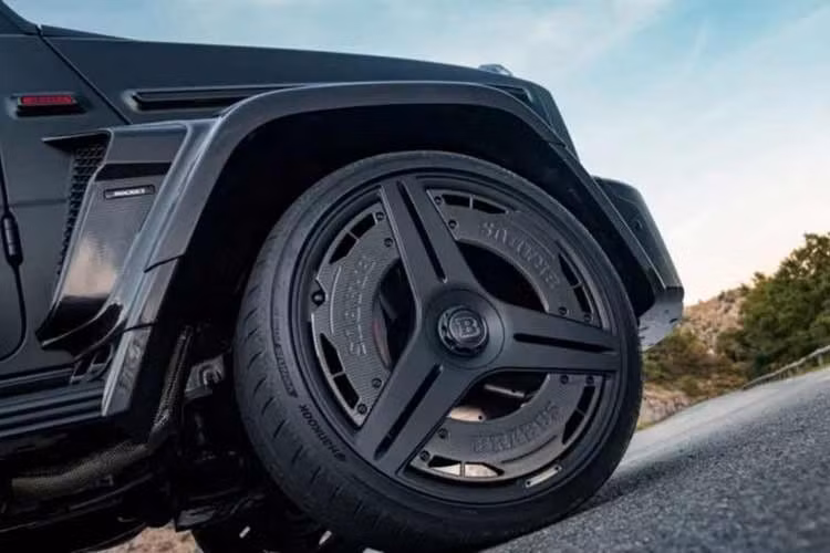 Brabus đã phát triển hơn 500 linh kiện mới dành riêng cho phần mui mềm điều khiển điện hai mảnh, đồng thời gia cố thân xe toàn diện để duy trì độ cứng vững tương đương với dòng G-Class mui cứng tiêu chuẩn.