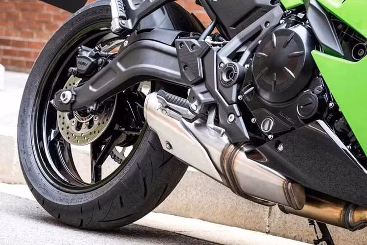 Công suất động cơ của Kawasaki Ninja 650 2027 không thay đổi. Mẫu mô tô tầm trung này tiếp tục sử dụng động cơ 2 xi-lanh song song, làm mát bằng dung dịch, dung tích 649 cc.