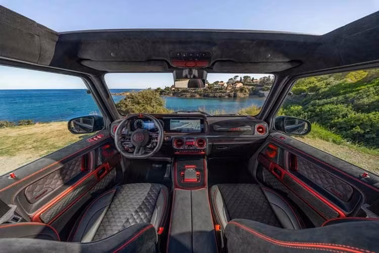 Bên trong khoang nội thất của Brabus là da màu đen kết hợp Alcantara với họa tiết chần bông hình vỏ sò. Sau đó, phủ các đường chỉ khâu, viền ghế màu đỏ sáng và các chi tiết trang trí “Rocket Red”.