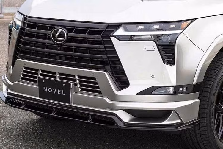 Nếu không quan sát kỹ, bộ body kit này thậm chí có thể bị nhầm với phụ kiện nguyên bản của Lexus. Novel cho biết bộ kit hiện chỉ tập trung vào ngoại thất, không thay đổi nội thất hay hệ truyền động của GX550.
