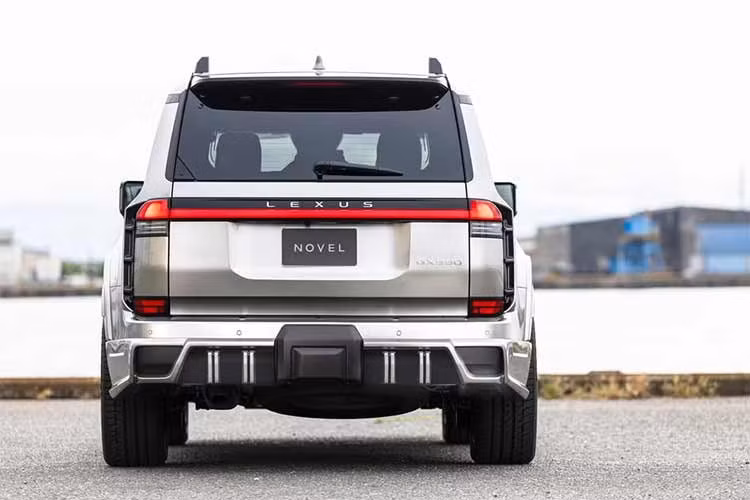 Mẫu xe này trang bị động cơ V6 3.4L tăng áp kép, cho công suất 349 mã lực và mô-men xoắn cực đại 650 Nm, kết hợp với hộp số tự động 10 cấp. So với động cơ V8 tiền nhiệm, GX 550 mạnh hơn, nhẹ hơn và hiệu quả hơn, đồng thời có khả năng kéo tối đa lên đến 4.125 kg.