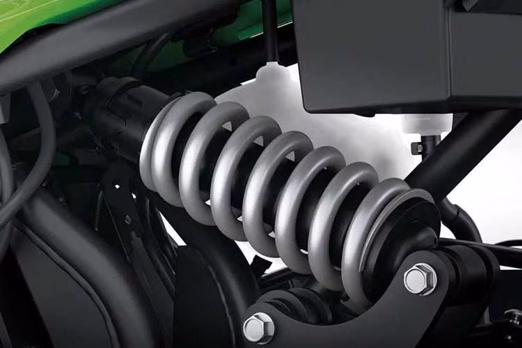 Trong khi đó, bánh sau tiếp tục sử dụng đĩa phanh 220 mm như phiên bản hiện tại với cùm phanh 1 piston. Hệ thống treo sau Horizontal Back-link cũng được tinh chỉnh với độ cứng lò xo mới. Chắn bùn trước được mở rộng để tăng khả năng bao phủ xung quanh các ống phuộc mới.