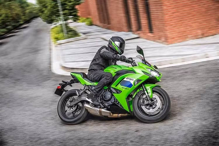 Kawasaki Ninja 650 2027 sở hữu chiều cao yên xe 785mm và trọng lượng ướt được công bố là 194kg khi bình xăng 15 lít được đổ đầy 90%. Hệ thống kiểm soát lực kéo và 2 chế độ lái được trang bị sẵn. Trong khi đó quickshift là tuỳ chọn.
