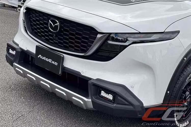 Ngoài body kit, Autoexe còn cung cấp một số phụ kiện như thanh giằng tháp giảm xóc, bộ kit đường hút khí, nắp châm dầu, nắp bình dầu phanh và bộ đai ốc bánh xe có đầu màu đỏ.