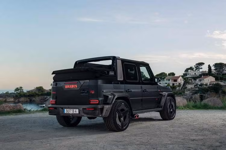 Brabus đã biến dòng G-Class thành cỗ máy lai giữa siêu xe và chiếc SUV địa hình cho những chủ nhân siêu giàu. Brabus 900 Rocket Edition Cabrio được phát triển từ Mercedes-AMG G63, đây cũng là chiếc G63 mui trần có bốn cửa, vừa có màn ra mắt tại Triển lãm Du thuyền Monaco