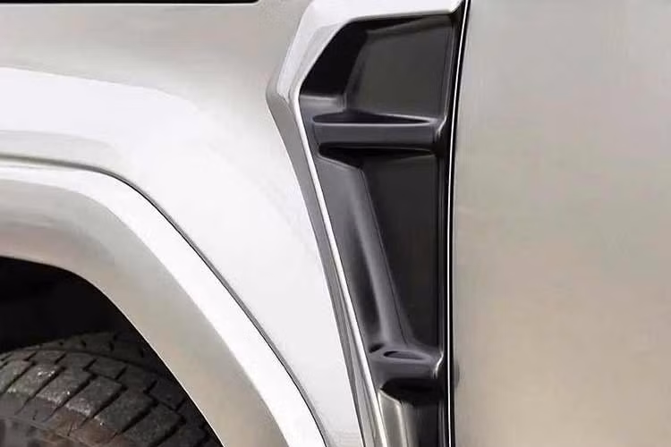 Tại Nhật Bản, khách hàng có thể mua từng chi tiết hoặc lựa chọn trọn bộ với giá khoảng 3.200 USD. Các chi tiết riêng lẻ gồm cánh gió trước, ốp hốc bánh trước và sau cùng ốp gầm phía sau, với giá dao động khoảng 600-1.200 USD.
