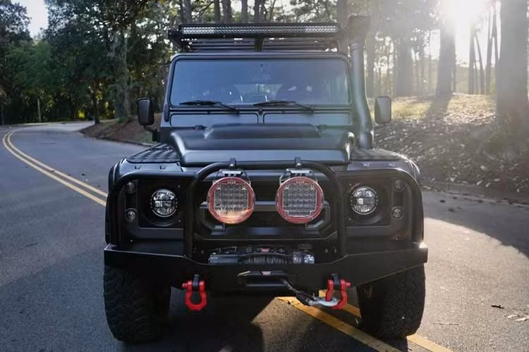 Để tối ưu hóa khả năng vận hành cho cỗ máy V8, toàn bộ hệ thống đường ống dẫn chất lỏng và cơ cấu treo cũng đã được tái thiết kế đồng bộ. Về cấu trúc truyền động, mẫu xe này kết hợp cụm cầu trước nguyên bản của Land Rover với hai bộ cầu sau Ford 9 inch, kết hợp cùng hộp số phụ chịu tải lớn.