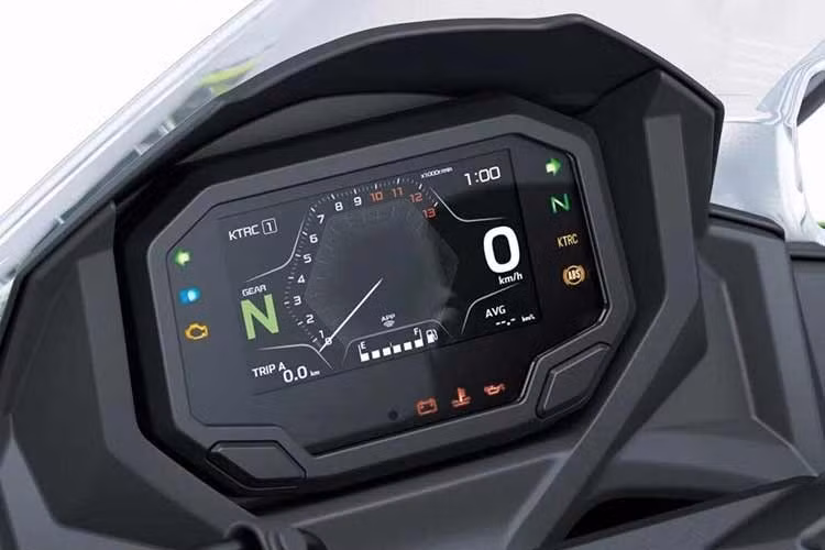Màn hình màu TFT 4,3 inch của Ninja 650 được thiết kế lại giao diện cho đời 2027. Trong khi đó, hệ thống kết nối với điện thoại thông minh Rideology của Kawasaki hiện đã hỗ trợ tính năng dẫn đường và điều khiển bằng giọng nói.