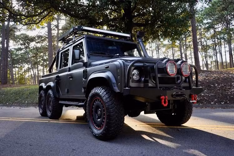 Mẫu xe SUV địa hình Land Rover Defender đời 1993 đọ 6x6 này vừa chính thức được đơn vị Signature Autosports chào bán với mức giá 299.950 USD (tương đương khoảng 7,79 tỷ đồng).