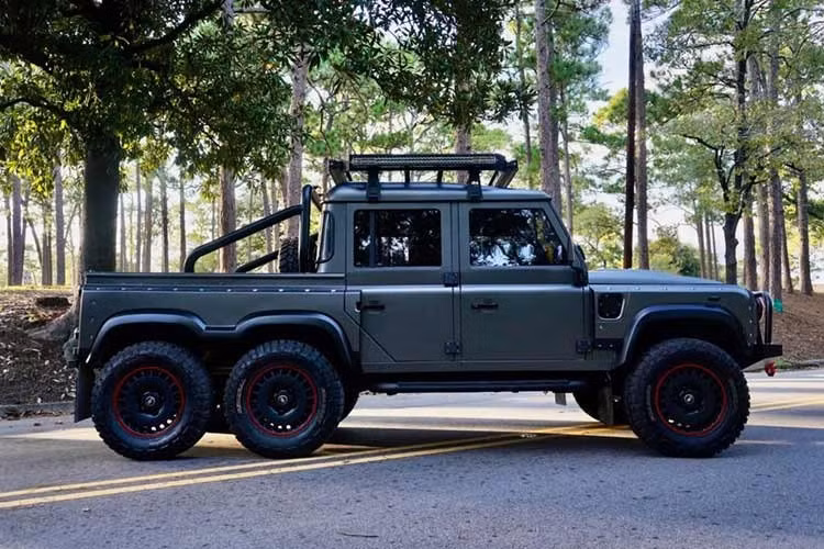 Khai sinh từ nền tảng Defender cổ điển, xe khởi đầu hành trình biến hình với gói nâng cấp 6x6 Flying Huntsman từ xưởng độ danh tiếng Chelsea Truck Company (Anh Quốc). Sau khi cập bến nước Mỹ, chiếc SUV tiếp tục kinh qua chương trình đại tu cơ khí toàn diện tại xưởng Hyper Offroad &amp; Performance để sở hữu diện mạo và sức mạnh đáng kinh ngạc như hiện tại.