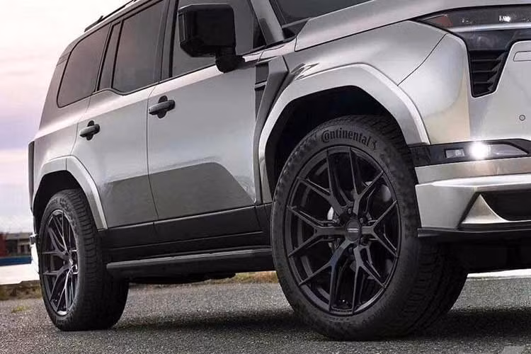 Về nguyên bản, Lexus GX 550 2026 được xây dựng trên nền tảng TNGA-F với kết cấu khung thang nhẹ nhưng cứng vững, hệ thống treo trước tay đòn kép và treo sau đa liên kết, đi kèm hệ thống treo thích ứng AVS và trợ lực lái điện tiêu chuẩn.