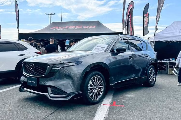 Autoexe, hãng độ chuyên các mẫu xe Mazda tại Nhật Bản, đã nhanh chóng phát triển bộ phụ kiện ngoại thất cho CX-5 thế hệ mới. Hai gói nâng cấp mang tên KM-07 và KM-07AX, hướng tới những nhóm khách hàng có nhu cầu cá nhân hóa khác nhau.