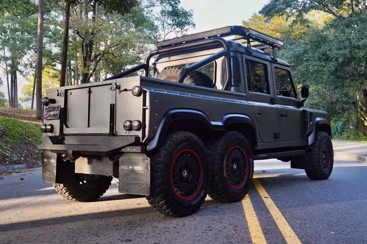 Thay thế hoàn toàn cỗ máy nguyên bản, trái tim của chiếc Defender 6x6 này giờ đây là khối động cơ xăng V8 Coyote 5.0L siêu nạp, sản sinh công suất tối đa lên tới 700 mã lực. Đi kèm với sức mạnh này là hộp số tự động 6 cấp Ford 6R80 cùng hệ thống xả thửa riêng đường kính 2,5 inch.