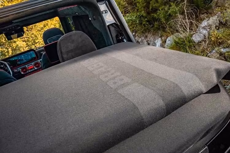 Phần mui mất 20 giây để đóng hoặc mở và tích hợp kính hậu có sưởi. Brabus cũng bổ sung một thanh mui bằng sợi carbon phía trên hàng ghế trước cùng một khung chống lật bằng thép phía sau các cửa sau, được gọi là "C-BOW".